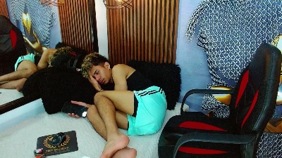 SkinnycuteAlyer live cam on Cam4