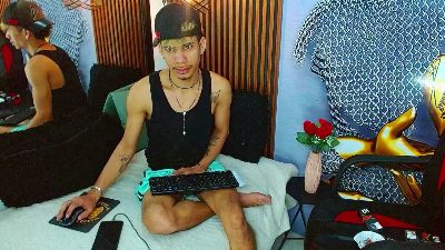 SkinnycuteAlyer live cam on Cam4