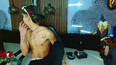 SkinnycuteAlyer live cam on Cam4
