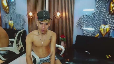 SkinnycuteAlyer live cam on Cam4
