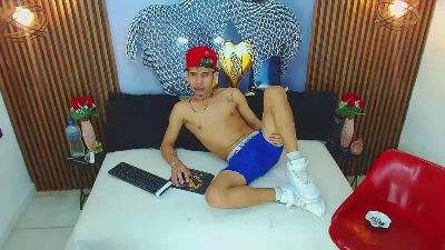 SkinnycuteAlyer live cam on Cam4