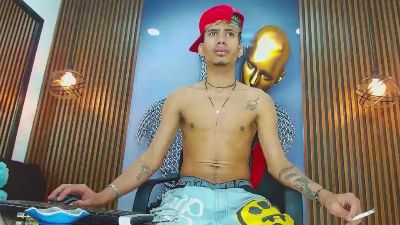 SkinnycuteAlyer live cam on Cam4