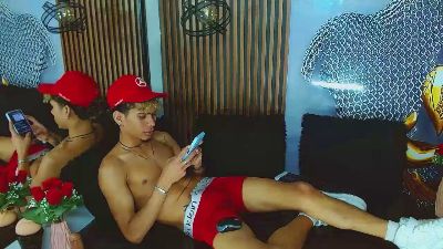 SkinnycuteAlyer live cam on Cam4