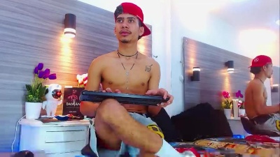 Skinnycutte live cam on Cam4