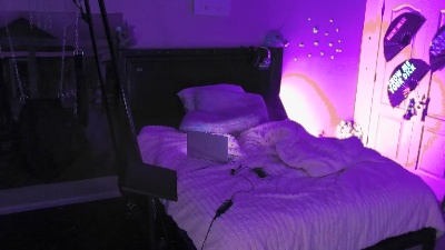 SlaveboiChaz live cam on Cam4