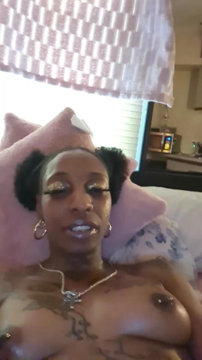 Slimbaddie live cam on Cam4