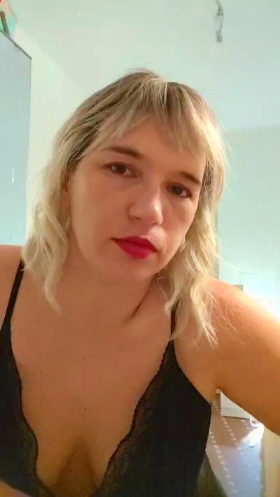 SoftRubyRed live cam on Cam4