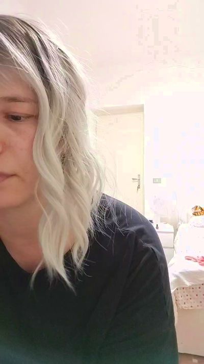 SoftRubyRed live cam on Cam4