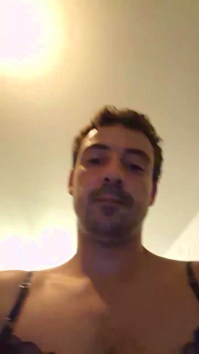SoumiseMale live cam on Cam4