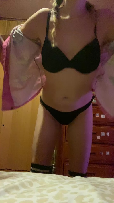 Squirt4you83 live cam on Cam4