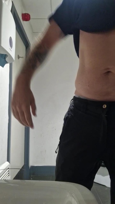 Stra1ghtguy4u live cam on Cam4