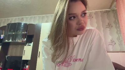 SuziLarde live cam on Cam4