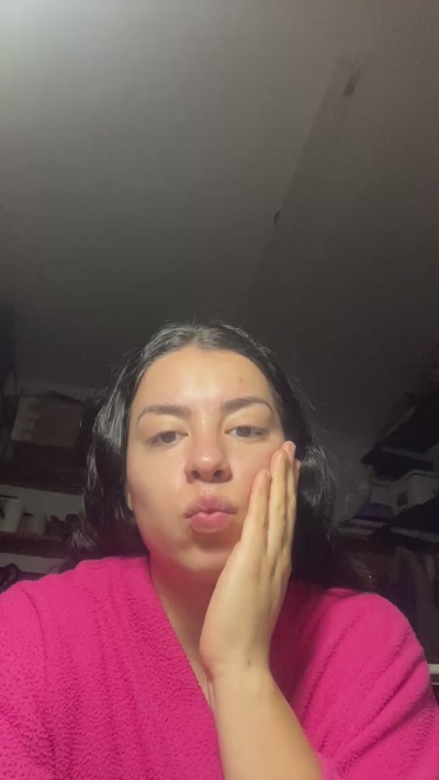 Sweetlara28 live cam on Cam4