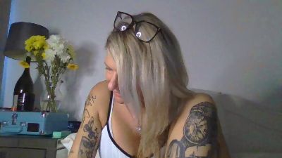 Tattedbadassx live cam on Cam4
