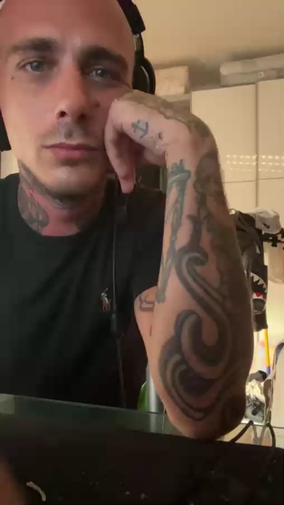 Tattoo live cam on Cam4