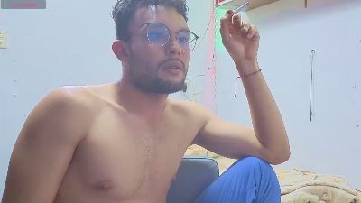 Technolover28 live cam on Cam4