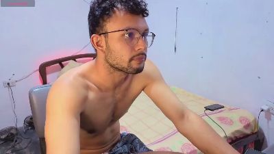 Technolover28 live cam on Cam4