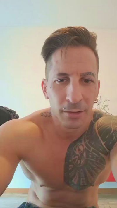 Therock90 live cam on Cam4