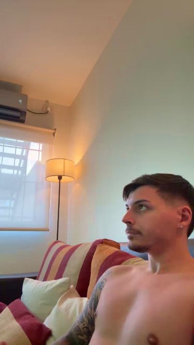 ThomasRM98 live cam on Cam4
