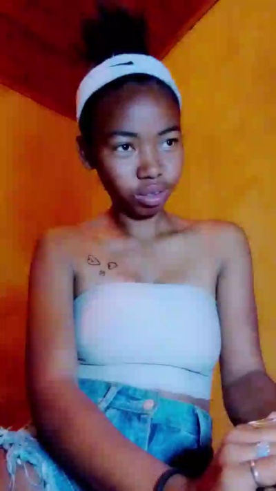 Tiavina07 live cam on Cam4
