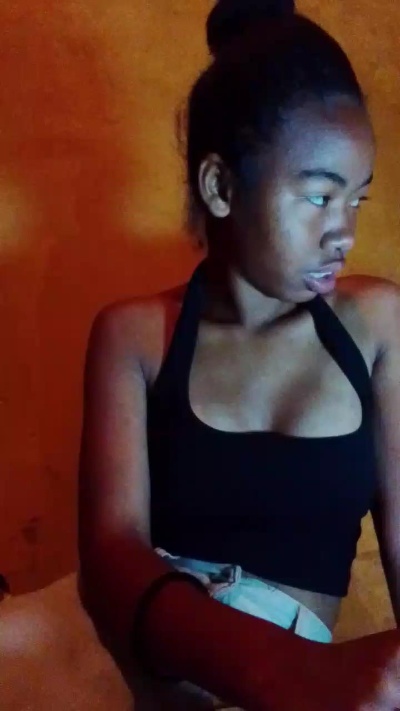 Tiavina07 live cam on Cam4