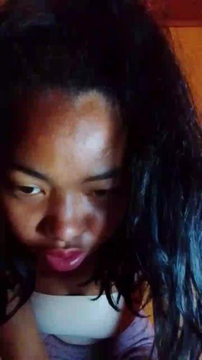 Tiavina07 live cam on Cam4