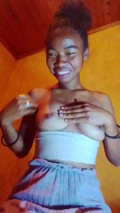 Tiavina07 live cam on Cam4