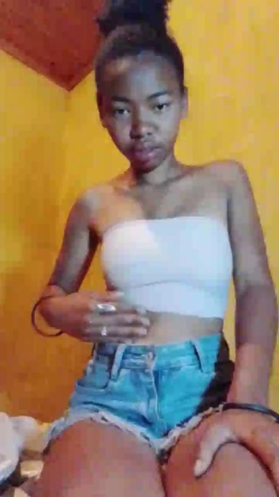 Tiavina07 live cam on Cam4