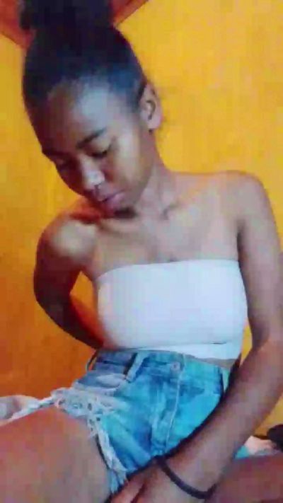 Tiavina07 live cam on Cam4