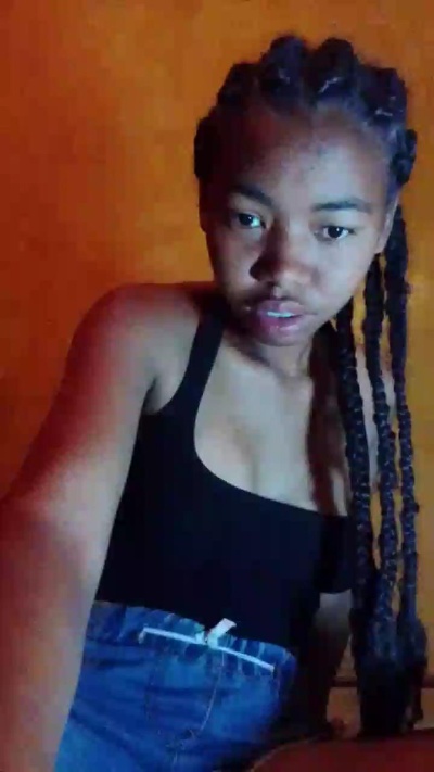 Tiavina07 live cam on Cam4