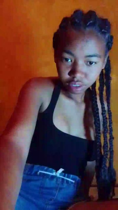 Tiavina07 live cam on Cam4