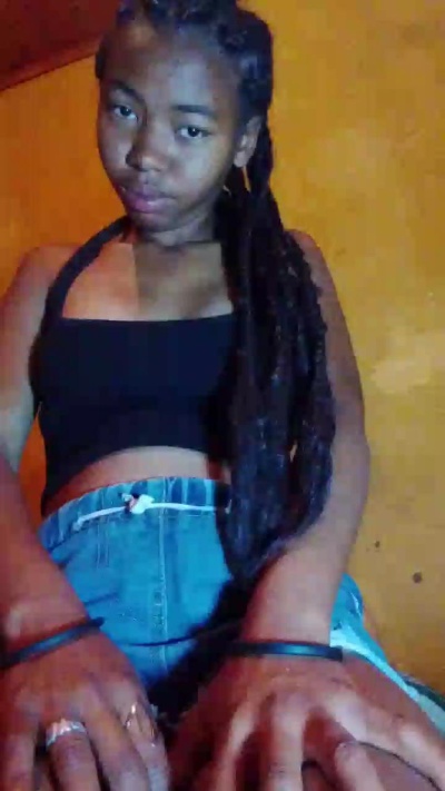 Tiavina07 live cam on Cam4
