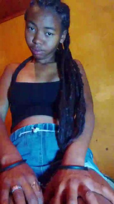 Tiavina07 live cam on Cam4