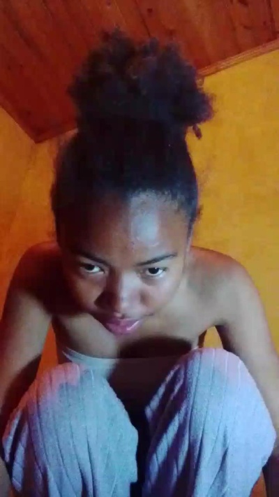 Tiavina07 live cam on Cam4