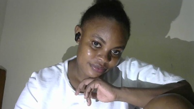 Tinah1994 live cam on Cam4