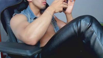 Tommy_bred live cam on Cam4