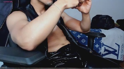 Tommy_bred live cam on Cam4