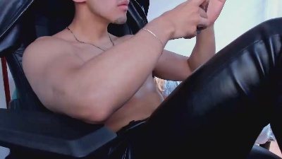 Tommy_bred live cam on Cam4