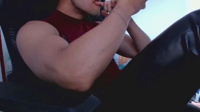 Tommy_bred live cam on Cam4