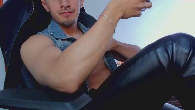 Tommy_bred live cam on Cam4