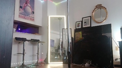 Tonypole83 live cam on Cam4