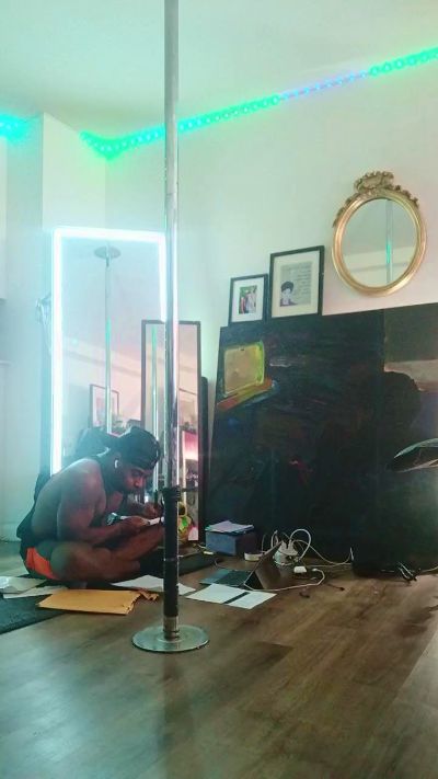 Tonypole83 live cam on Cam4
