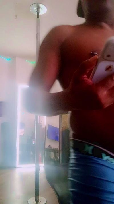 Tonypole83 live cam on Cam4
