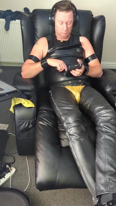 Trebs69si live cam on Cam4