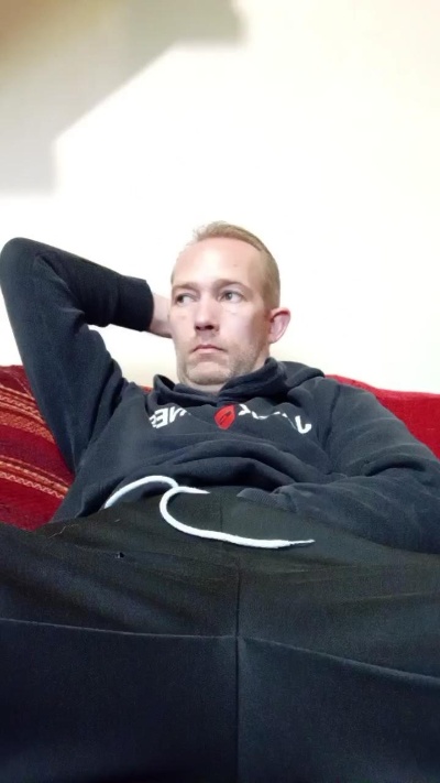 Trolls37 live cam on Cam4