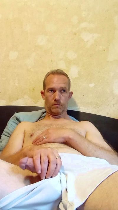 Trolls37 live cam on Cam4