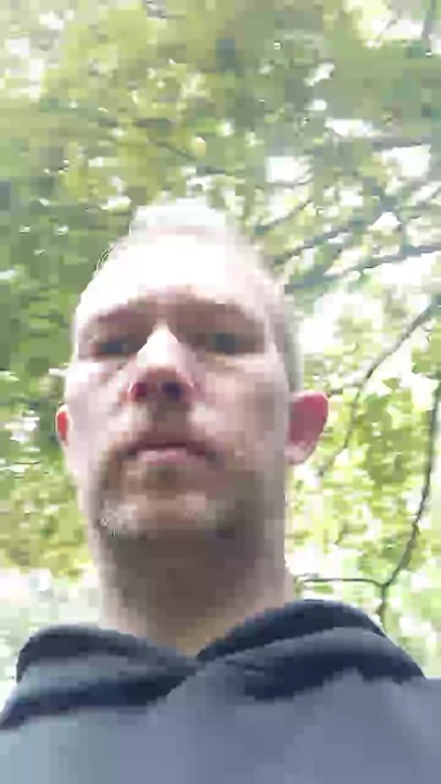 Trolls37 live cam on Cam4