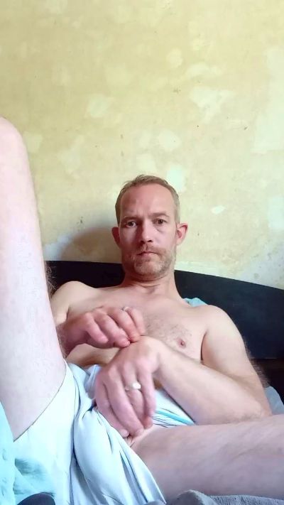 Trolls37 live cam on Cam4