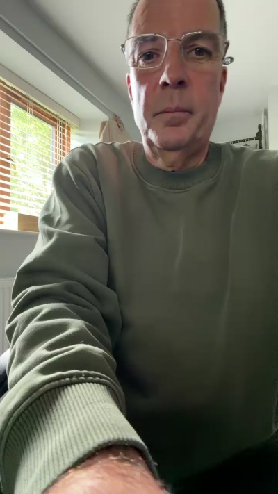 UKJOHN2027 live cam on Cam4