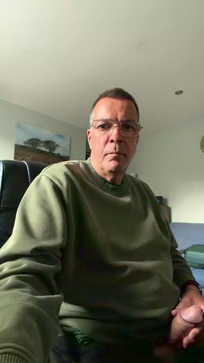 UKJOHN2027 live cam on Cam4